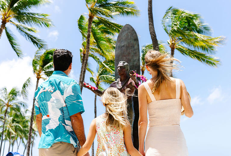 Family looking at Duke Kahanamoku statue