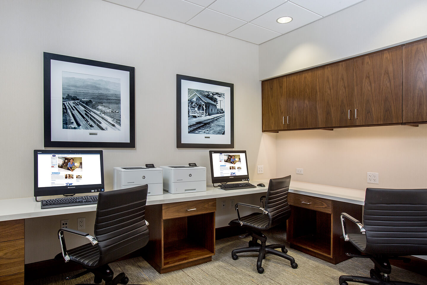 Room with desk, chairs, 2 computers